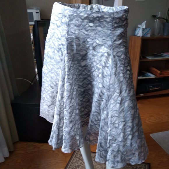 B2 Christian Chenail 8 silver shimmer thread skirt - Picture 1 of 5